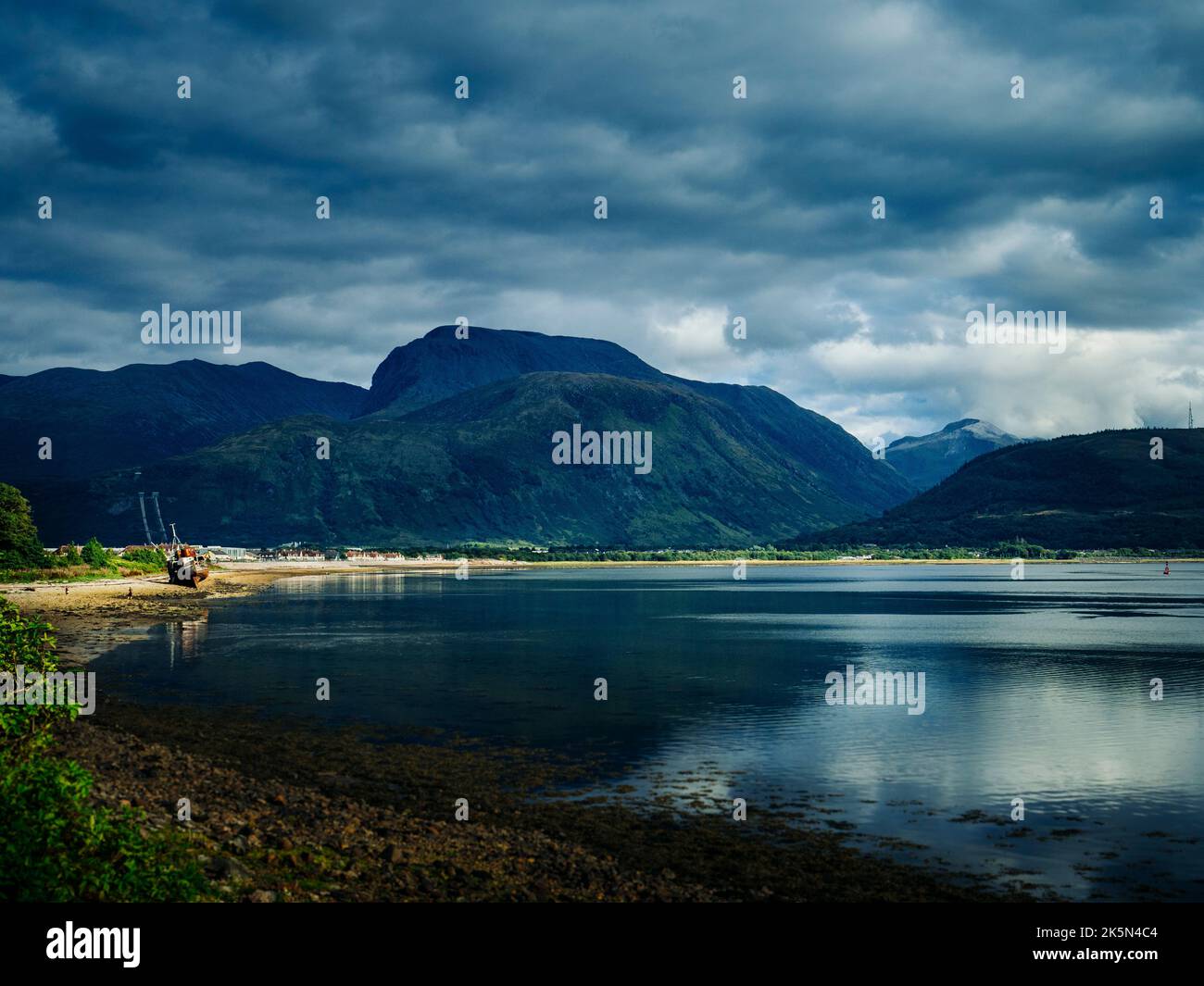 Veduta di ben Nevis da Corpach torreggiante sopra Loch Linnhe. Highlands scozzesi, Scozia Foto Stock