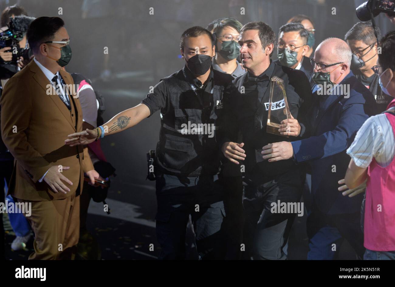 Hong Kong, Cina. 09th Ott 2022. Ronnie o'Sullivan e Marco fu. Ronnie o'Sullivan vince ed è affollato dai tifosi e dalla stampa.World No1 Ronnie o'Sullivan dall'Inghilterra assume il campione locale di Hong Kong Marco fu nella finale dell'Hong Kong Masters Snooker 2022. Alamy Live Sport/Jayne Russell Credit: Jayne Russell/Alamy Live News Foto Stock