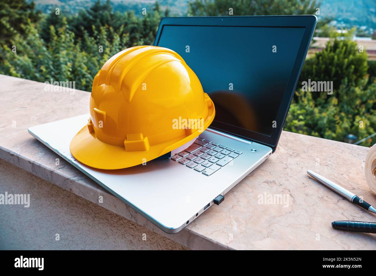 Laptop di un architetto che progetta una casa Foto Stock