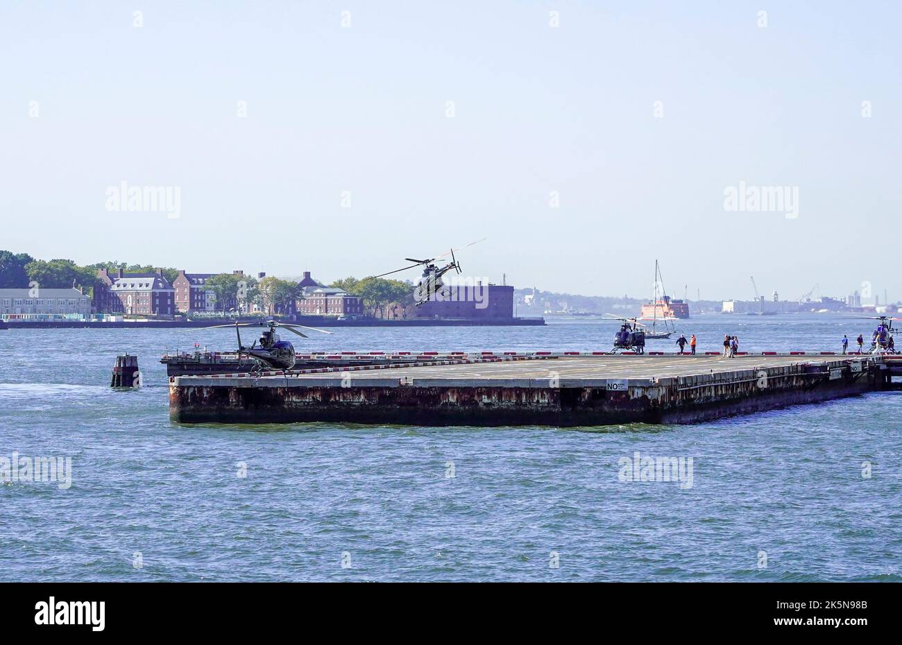 New York, Stati Uniti. 10/0702022 New York City, NY Downtown Manhattan Heliport con Staten Island Ferry sullo sfondo a Lower Manhattan sull'East River a New York City, venerdì 7 ottobre 2022. Foto di Jennifer Graylock-Alamy News Foto Stock