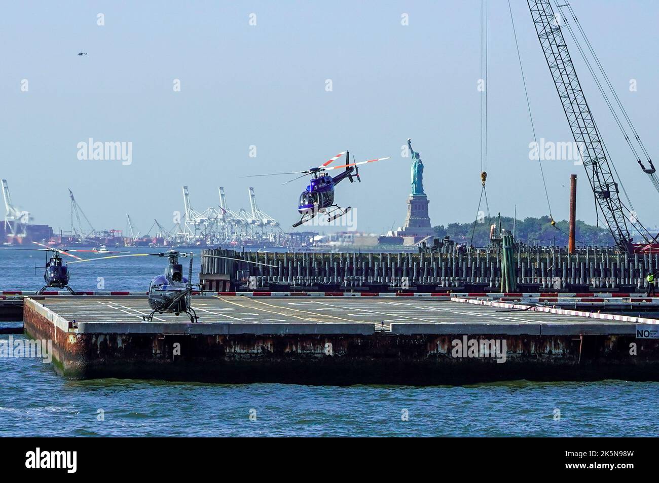 New York, Stati Uniti. 10/0702022 New York City, NY Downtown Manhattan Heliport con Staten Island Ferry sullo sfondo a Lower Manhattan sull'East River a New York City, venerdì 7 ottobre 2022. Foto di Jennifer Graylock-Alamy News Foto Stock