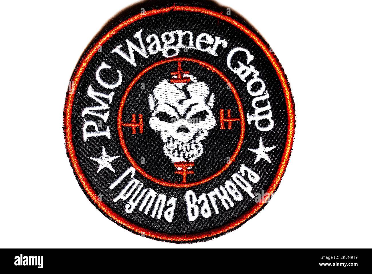 Vista di un logo della compagnia militare privata russa 'Wagner Group' su sfondo bianco Foto Stock