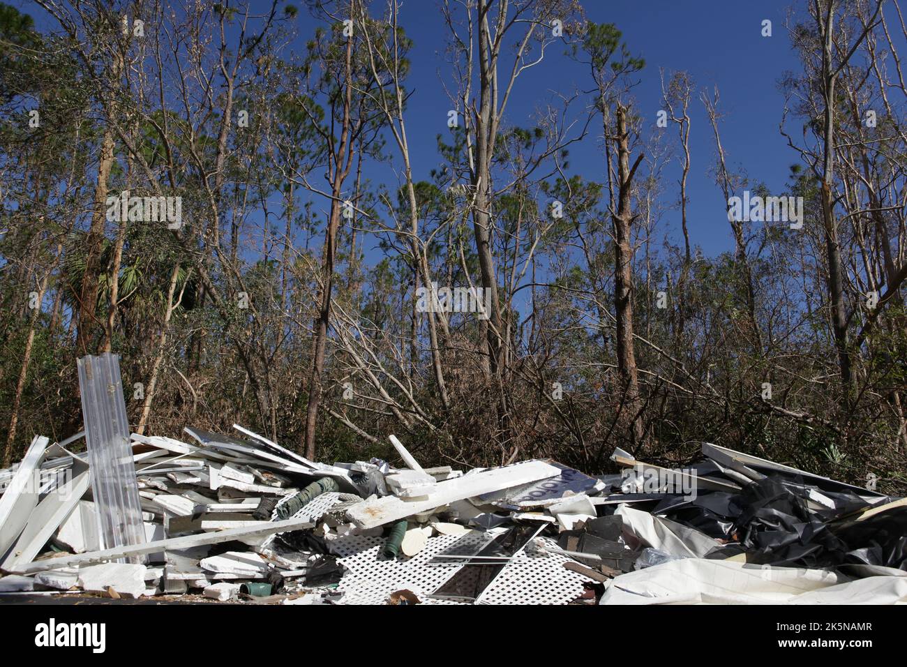 Detriti dalle case distrutte dall'uragano Ian giace lungo il lato della strada in attesa di pick up a North Fort Myers, Florida, 8 ottobre 2022, © Katharine Andriotis Foto Stock