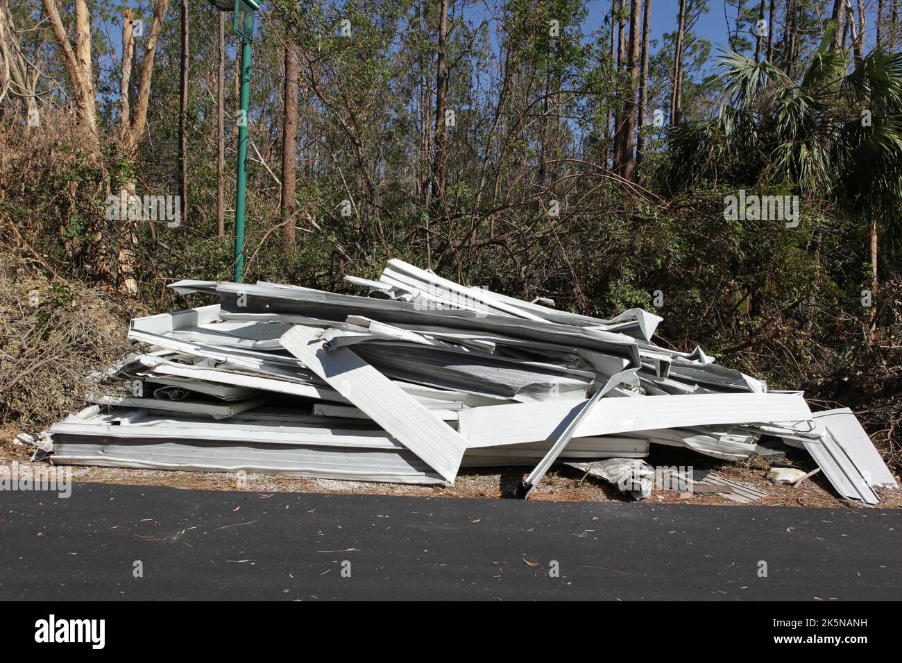 Detriti dalle case distrutte dall'uragano Ian giace lungo il lato della strada in attesa di pick up a North Fort Myers, Florida, 8 ottobre 2022, © Katharine Andriotis Foto Stock