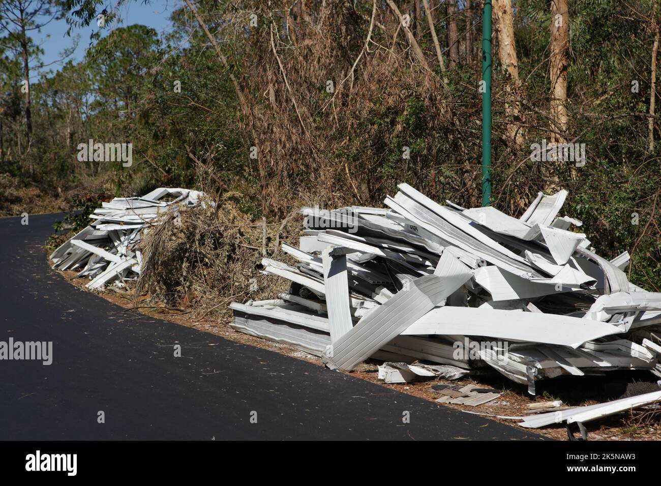 Detriti dalle case distrutte dall'uragano Ian giace lungo il lato della strada in attesa di pick up a North Fort Myers, Florida, 8 ottobre 2022, © Katharine Andriotis Foto Stock