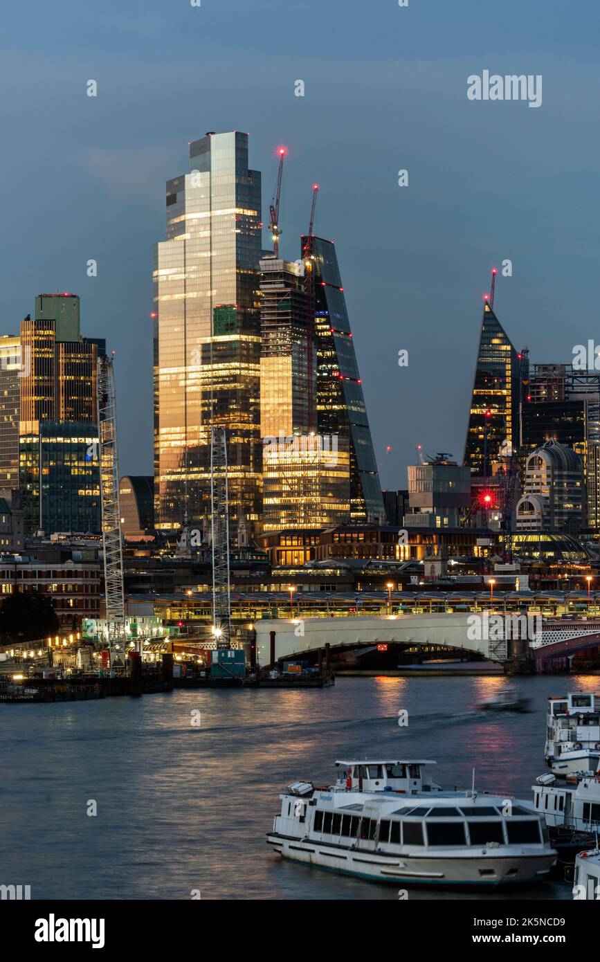 Vista della città da Waterloo Bridge, Londra, Regno Unito Foto Stock