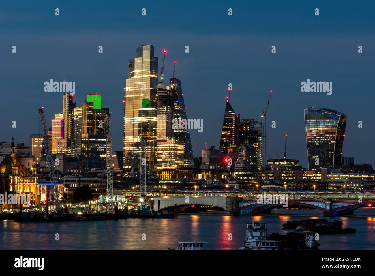 Vista della città da Waterloo Bridge, Londra, Regno Unito Foto Stock
