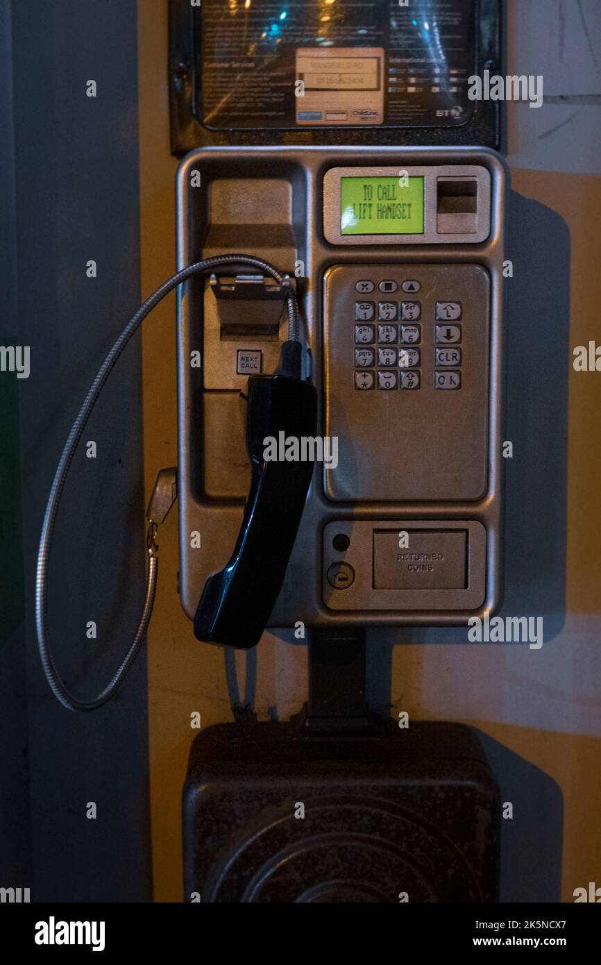 Un phonebox è visto in una città britannica con il ricevitore sganciato Foto Stock