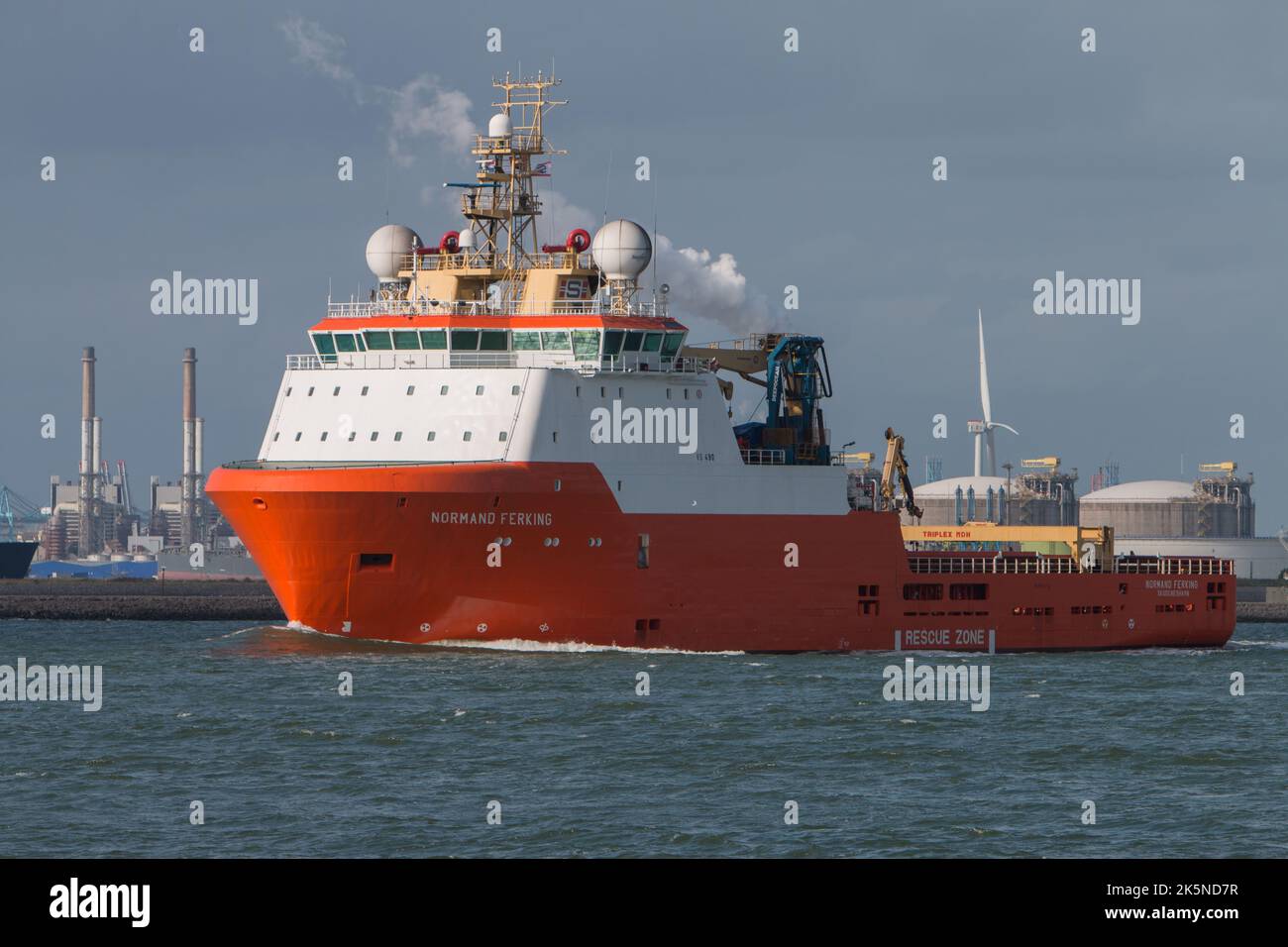 Nave commerciale che si dirige verso il canale navigabile con banchine sullo sfondo. Vista dal gancio dell'Olanda. 2022 Foto Stock