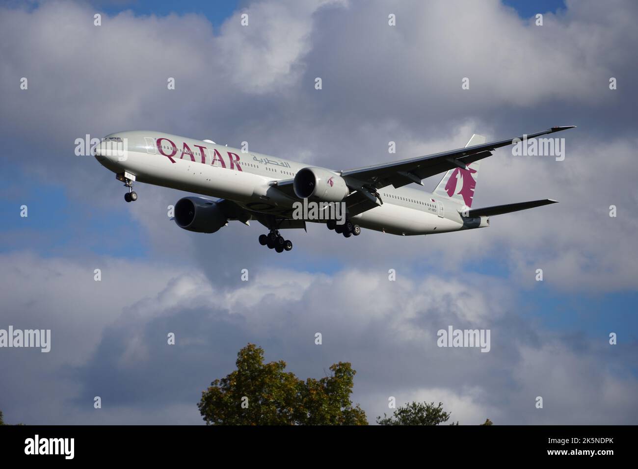 Un Boeing 777 della Qatar Airways si avvicina alla pista per atterrare all'aeroporto Dulles di Washington (IAD) nel pomeriggio Foto Stock