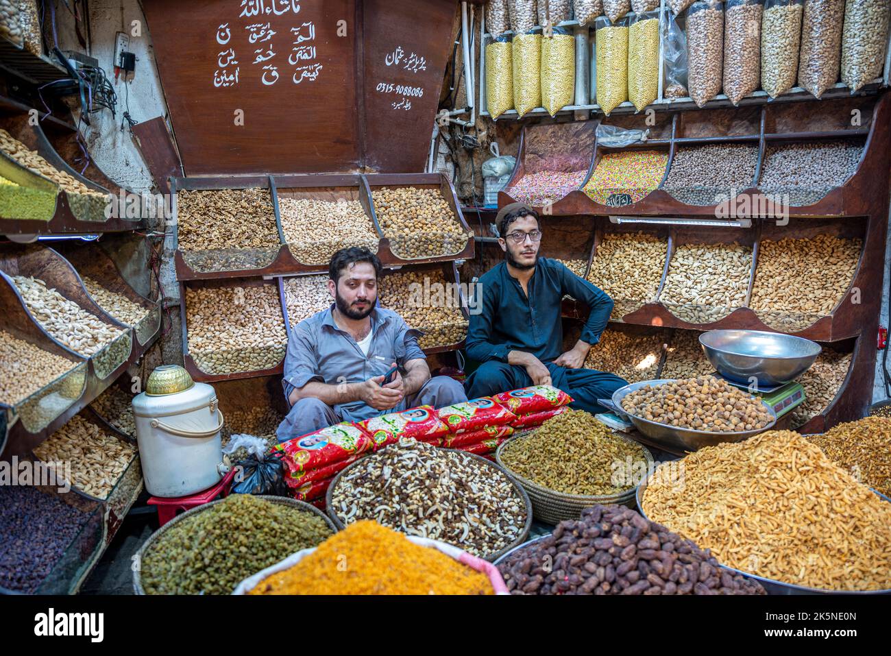 Botteghe che vendono noci, Peshawar, Provincia di Khyber Pakhtunkhwa, Pakistan Foto Stock