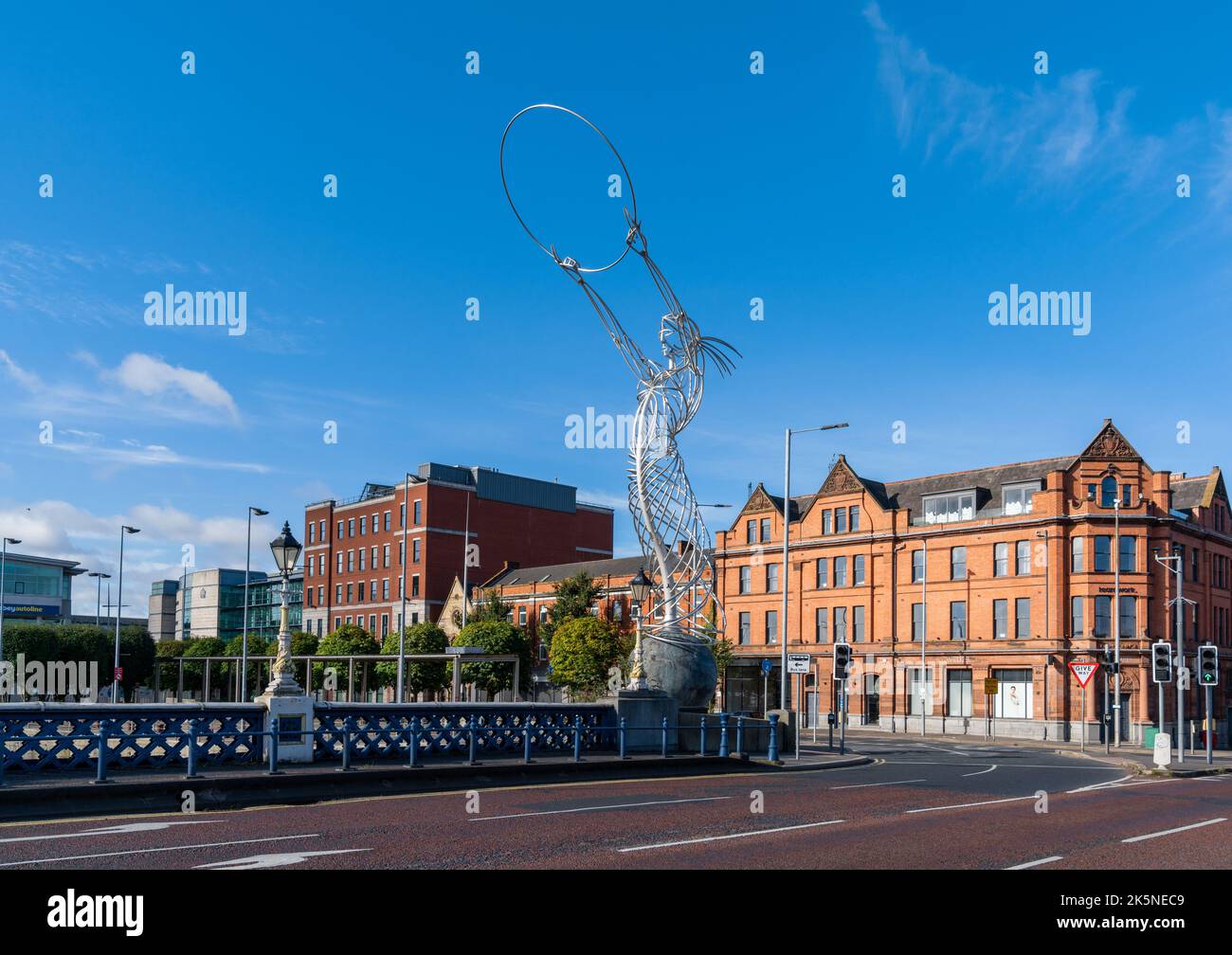 Belfast, Regno Unito - 21 agosto, 2022: Vista del Beacon of Hope o Nuala con la statua di Hula nel centro di Belfast Foto Stock