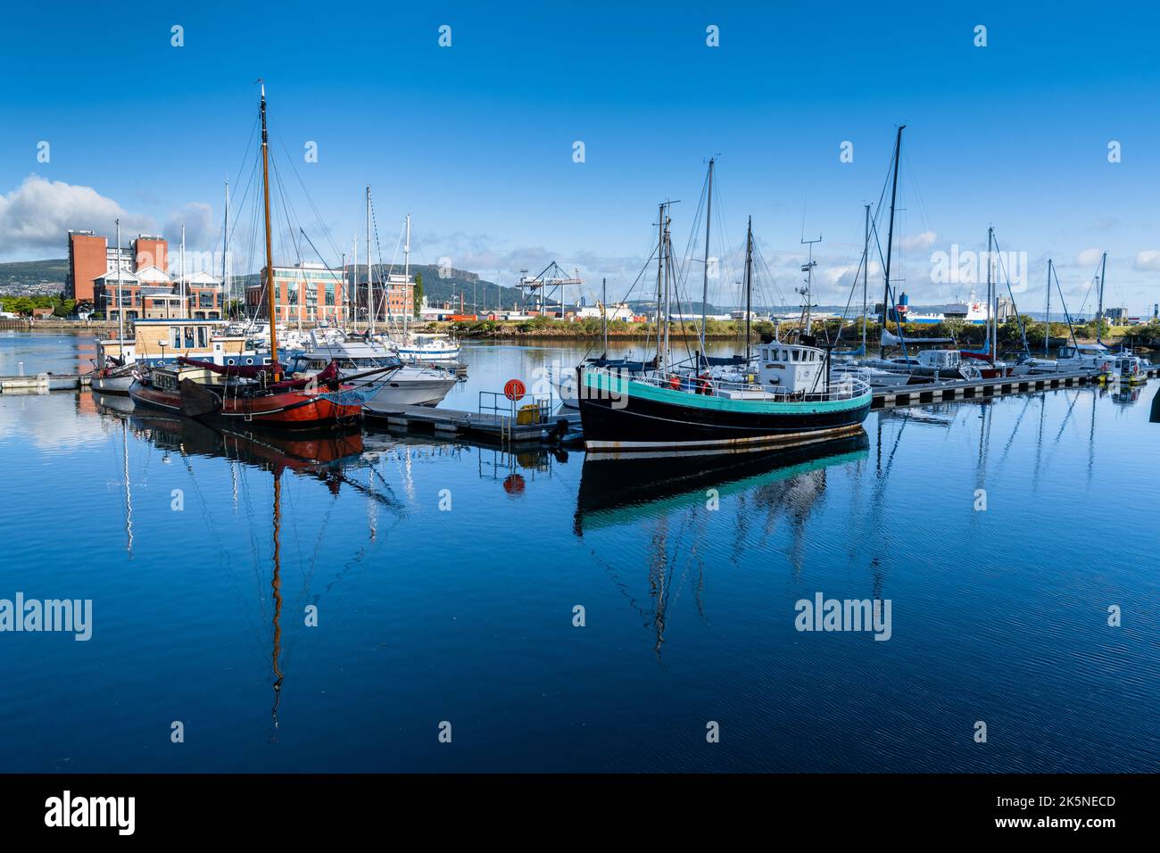 Belfast, Regno Unito - 21 agosto, 2022: Barche ormeggiate nel porto nel quartiere Titanic di Belfast sul fiume Lagan Foto Stock