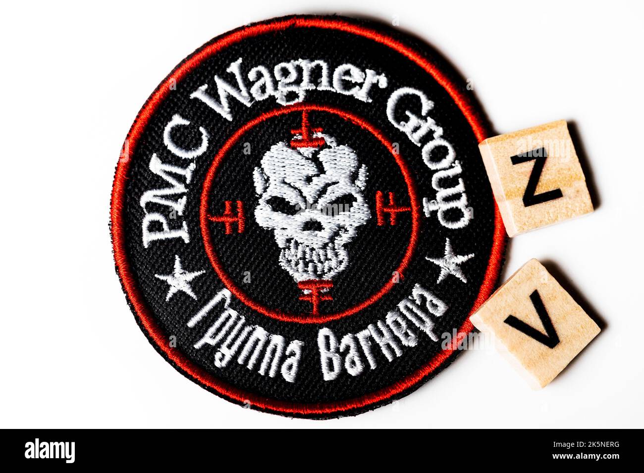 Vista di un logo della compagnia militare privata russa 'Wagner Group' su sfondo bianco Foto Stock