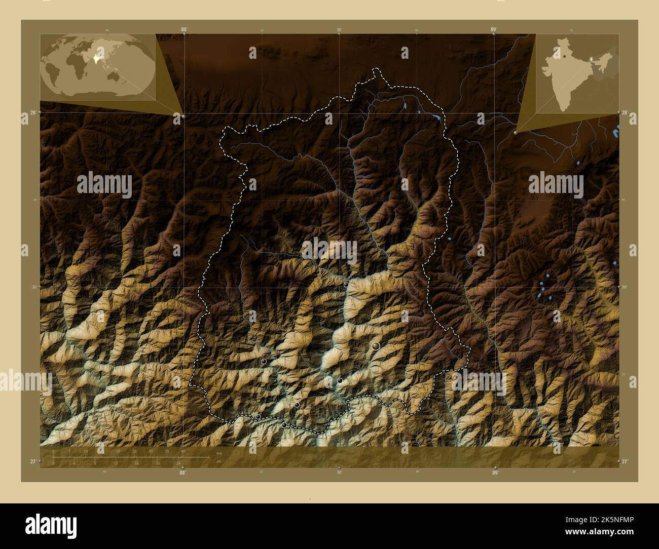 Sikkim, stato dell'India. Mappa di altitudine colorata con laghi e fiumi. Posizioni delle principali città della regione. Mappe delle posizioni ausiliarie degli angoli Foto Stock