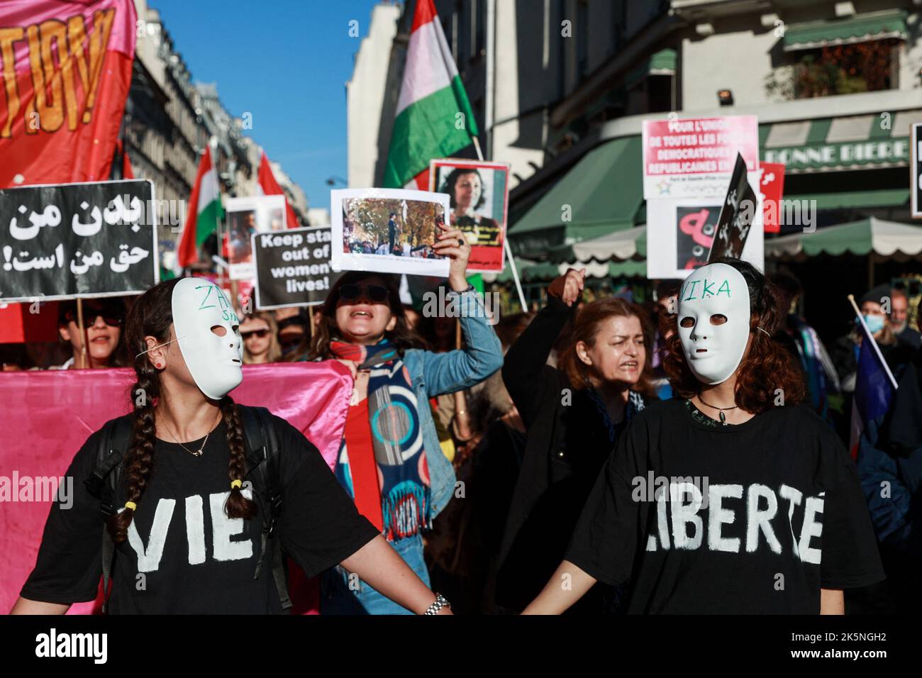 Manifestazione a seguito dei movimenti di protesta che attualmente scuotono l'Iran dopo la morte di Masha Amini il 16 settembre 2022, a seguito del suo arresto per mancato rispetto del rigoroso codice di abbigliamento imposto alle donne dalla Repubblica islamica, costringendo le donne in particolare a indossare il velo , il 9 ottobre, 2022 a Parigi. Foto di Christophe Michel / ABACAPRESS.COM Foto Stock