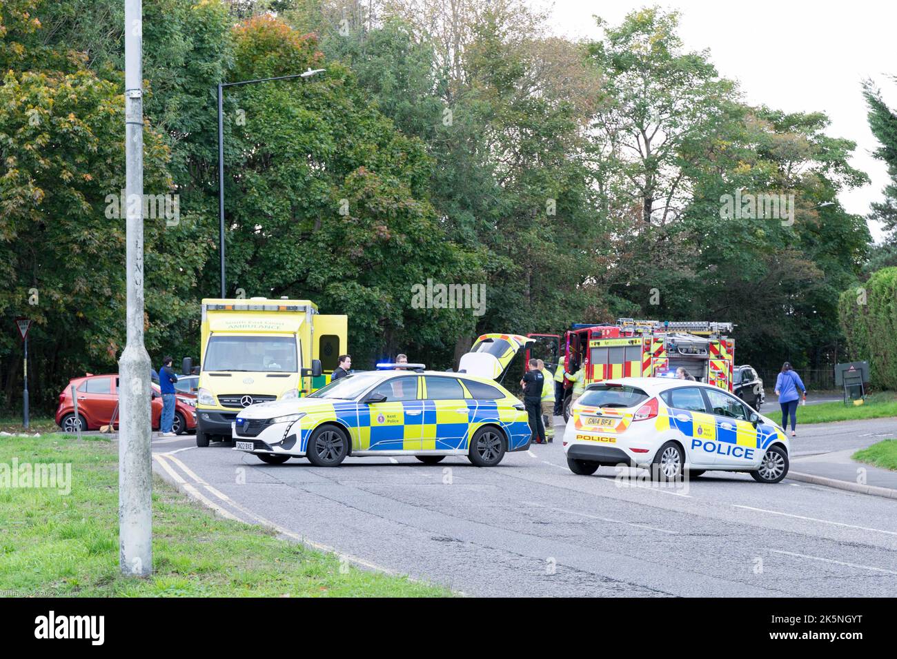 Sevenoaks UK, 09 ottobre 2022. Incidente stradale in London Road vicino a Brittains Lane chiuso London Road in entrambe le direzioni Sevenoaks Kent Inghilterra. Ambulanza, vigili del fuoco e polizia hanno assistito alla scena, le vittime sono stati portati in ospedale per ulteriori cure. Credit: Xiu Bao/Alamy Live News Foto Stock