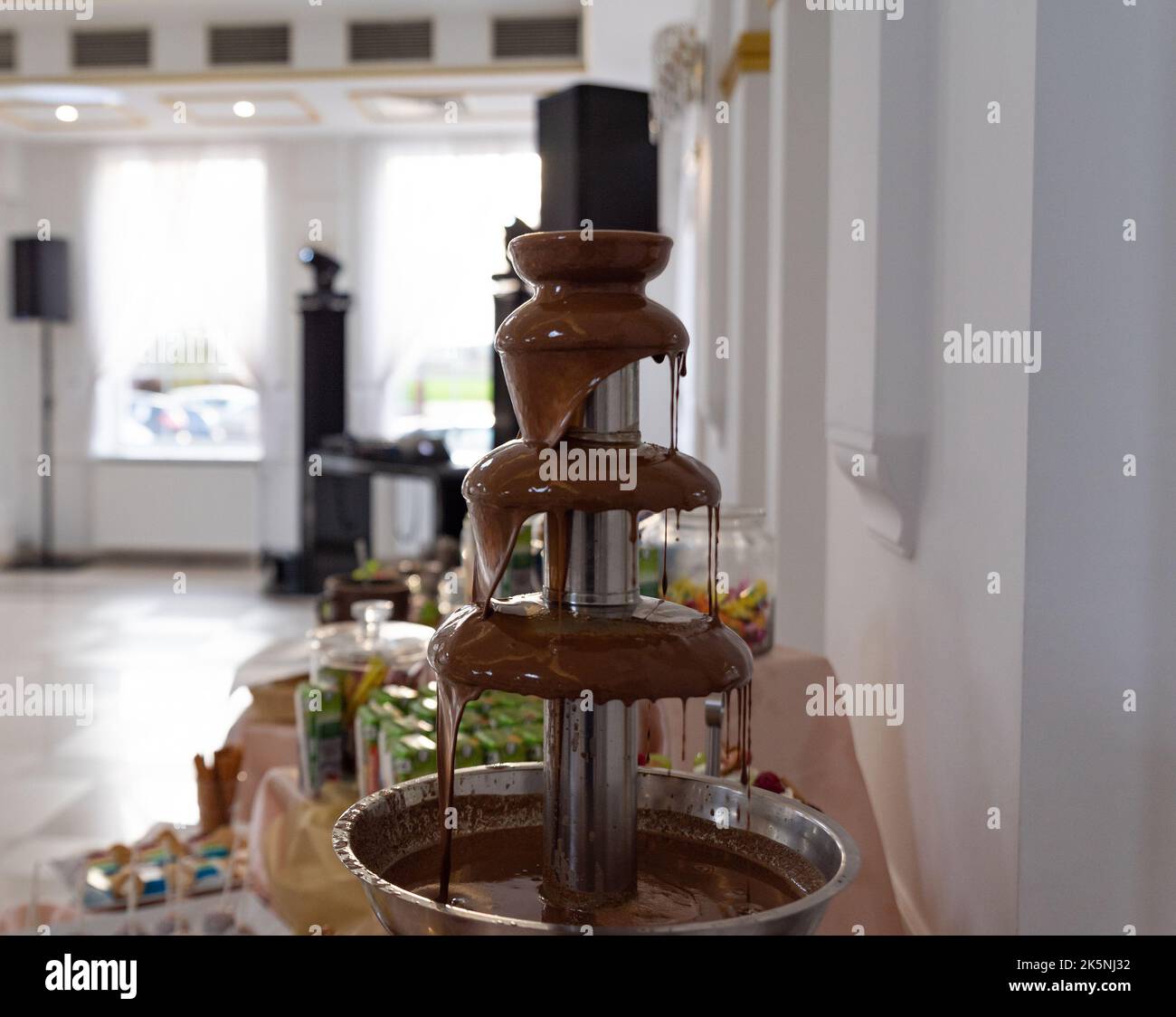 Fontana di cioccolato alla festa. Festa di festa con una fontana di cioccolato. Foto Stock