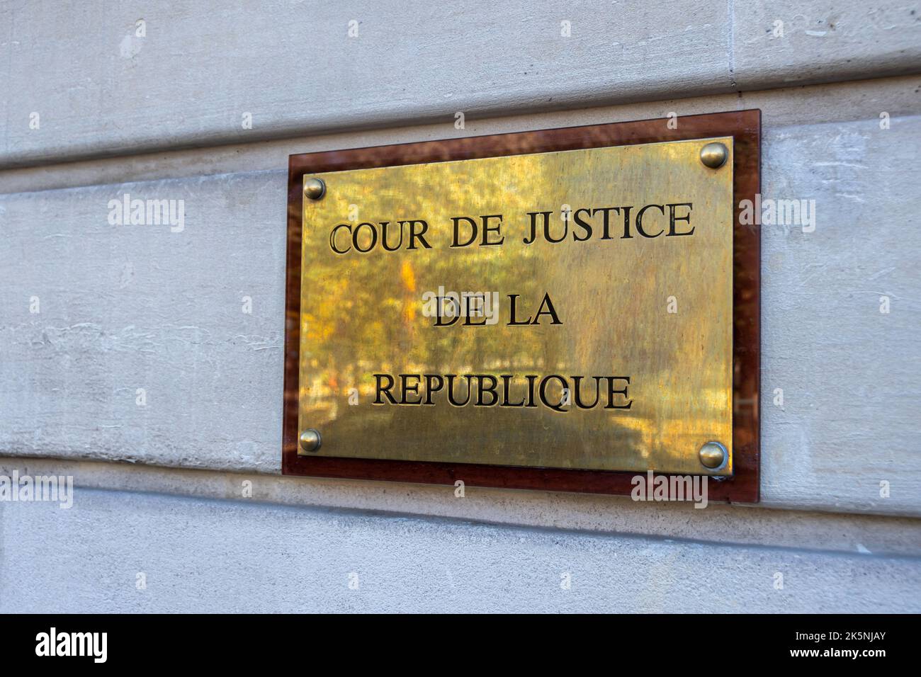 Targa all'ingresso della Cour de Justice de la République, una giurisdizione francese competente a giudicare i crimini commessi da membri del governo Foto Stock