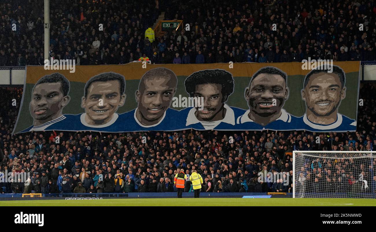 Liverpool, Regno Unito. 9th Ott 2022. I fan di Everton sventolano un banner che mostra i precedenti giocatori di Everton nel Gladys Street End durante la partita della Premier League al Goodison Park, Liverpool. Il credito per le immagini dovrebbe essere: Andrew Yates/Sportimage Credit: Sportimage/Alamy Live News Foto Stock