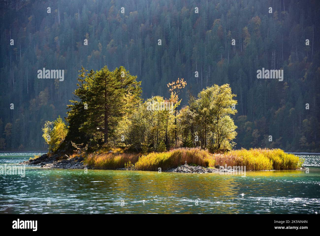 Isola nell'Eibsee vicino Grainau, sotto lo Zugspitze nel distretto di Garmisch-Partenkirchen, Baviera, Germania, Europa Foto Stock