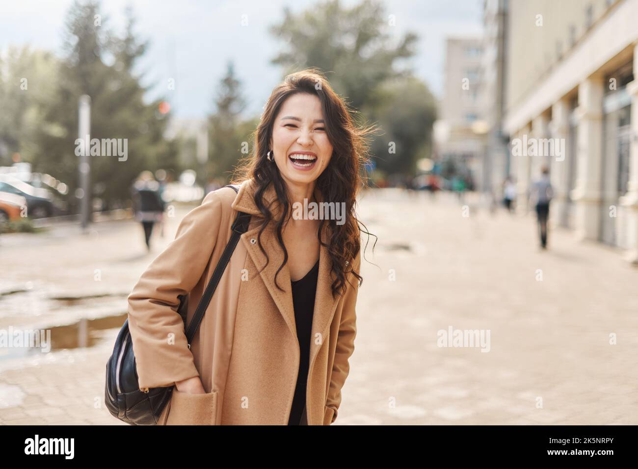 Lifestyle ritratto di bella donna kazaka asiatica ridendo con un grande, bel sorriso Foto Stock