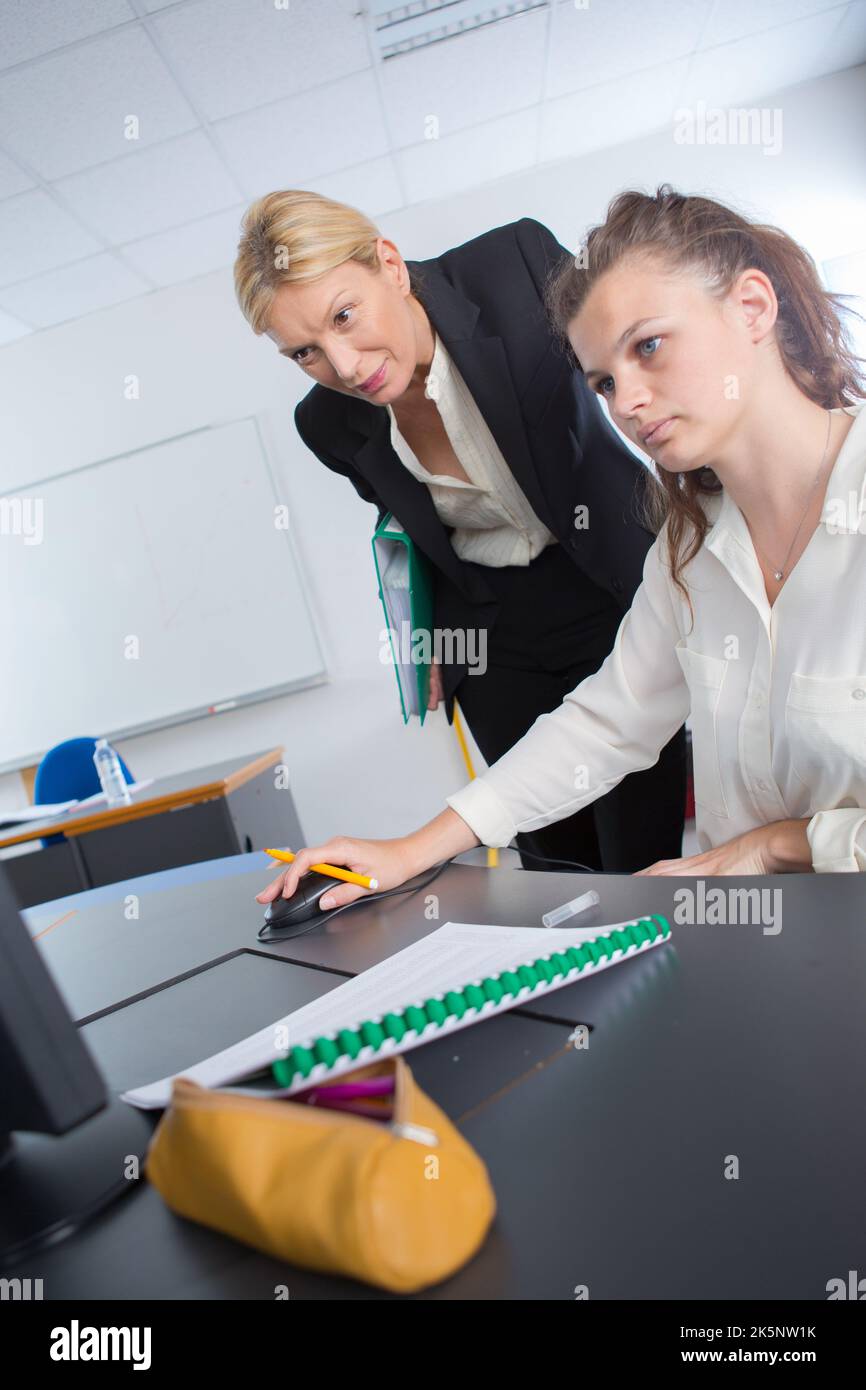 insegnante che osserva la studentessa Foto Stock