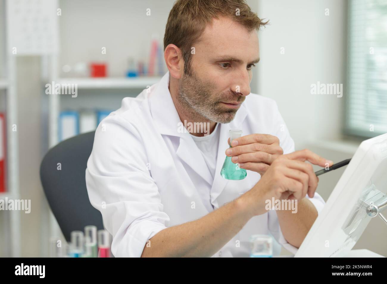 scienziato maschile che utilizza la tecnologia touchscreen Foto Stock