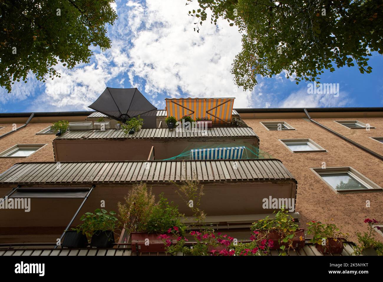 Facciata edificio 1950s ombrelloni. Cielo prospettico. Foto Stock