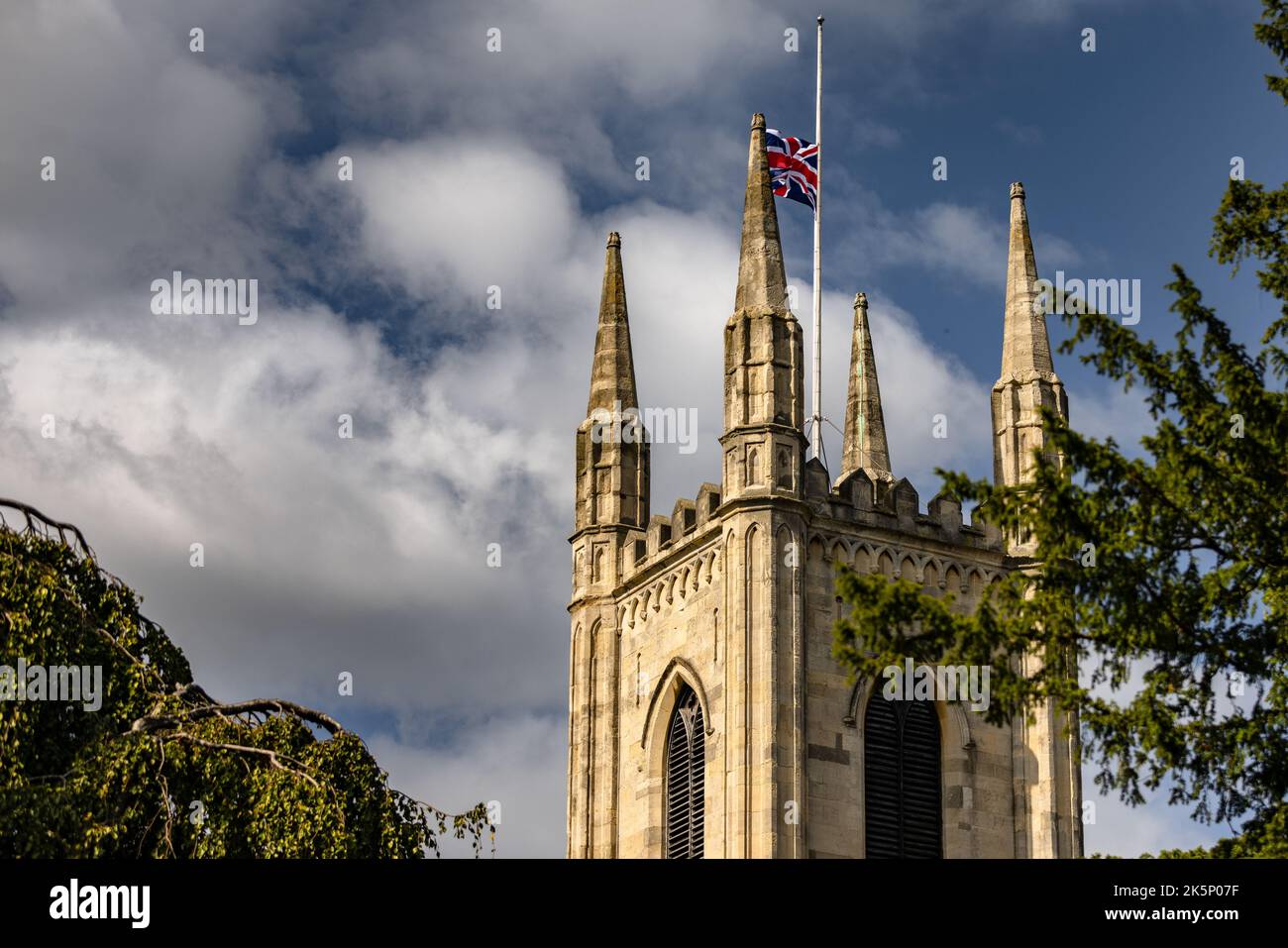 Un tiro dal basso verso la Cattedrale di Blackburn con la bandiera del Regno Unito in cima in una giornata di sole Foto Stock