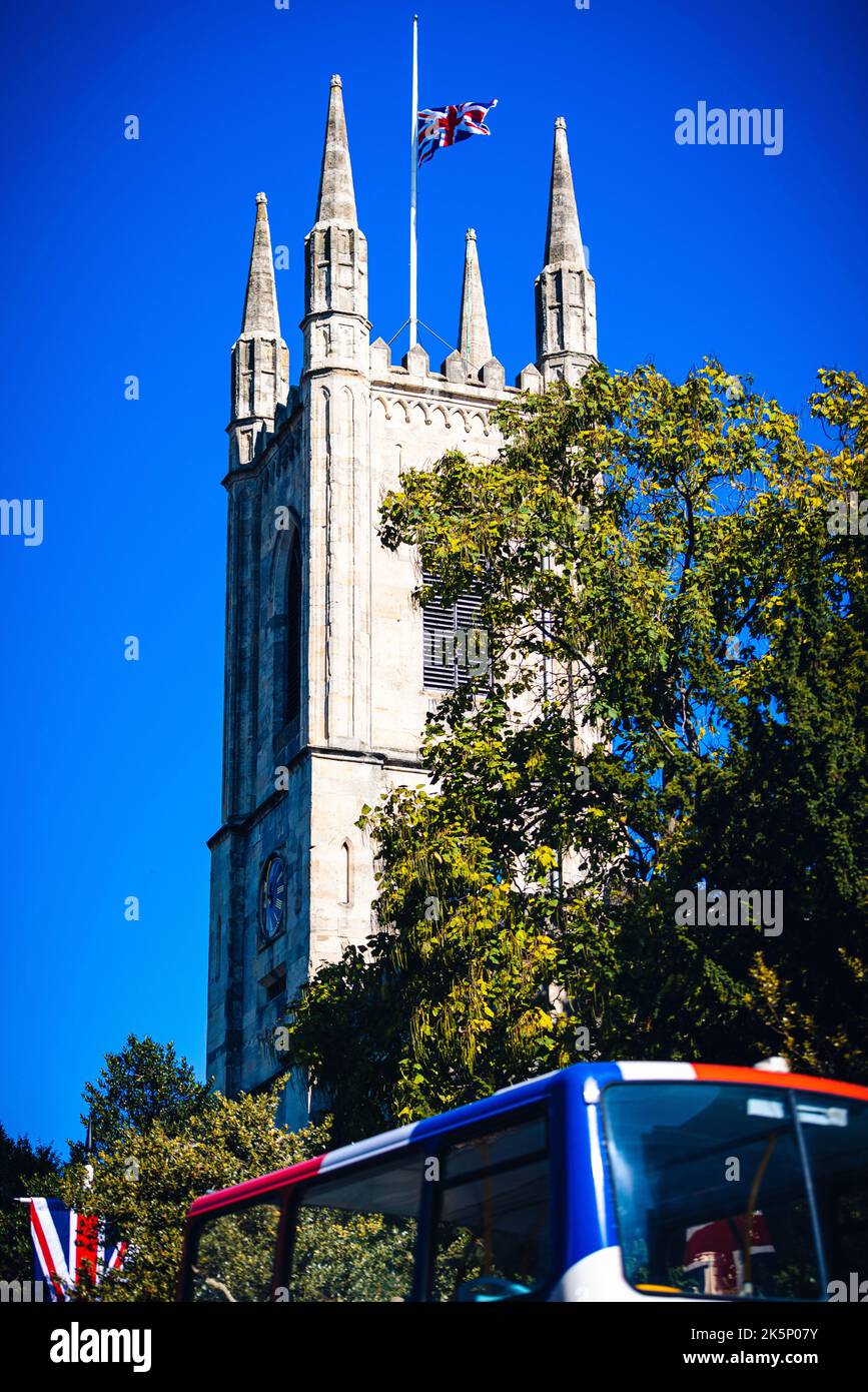 Un angolo basso verticale della Cattedrale di Blackburn con la bandiera del Regno Unito in cima in una giornata di sole Foto Stock
