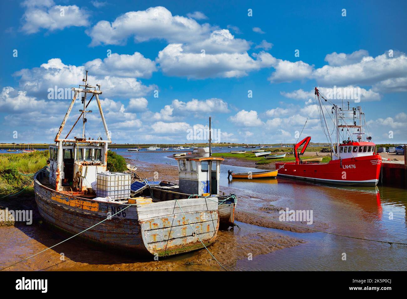 Barche da pesca nel porto di Brancaster Staithe, Norfolk, Regno Unito Foto Stock