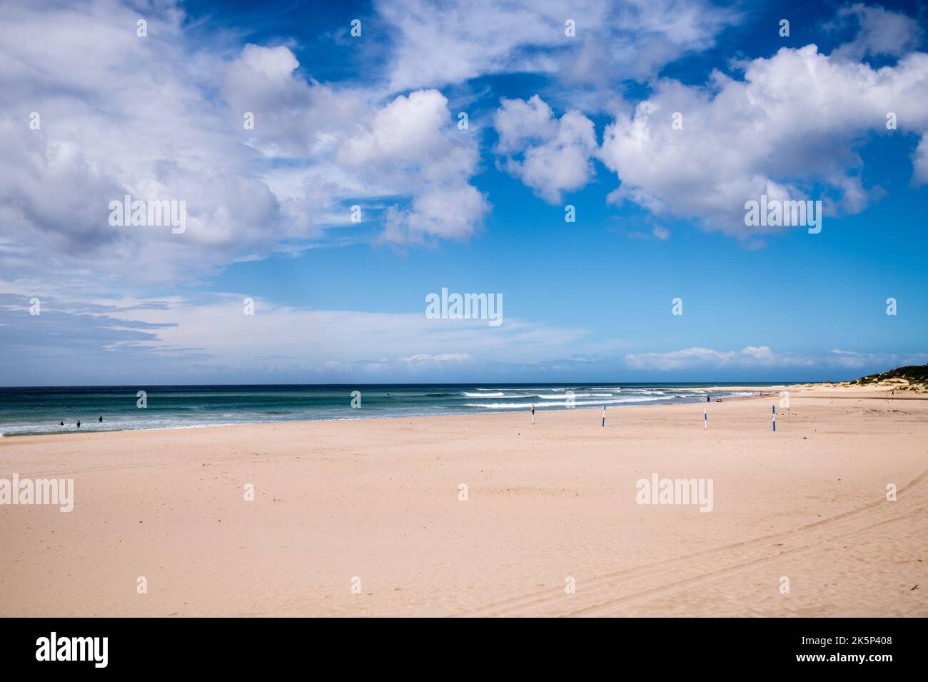 Una gloriosa giornata di sole sulla spiaggia per un picnic e barbecue nel comfort di una spiaggia di sabbia morbida e una formazione di nuvole. Ideale per prendere il sole Foto Stock
