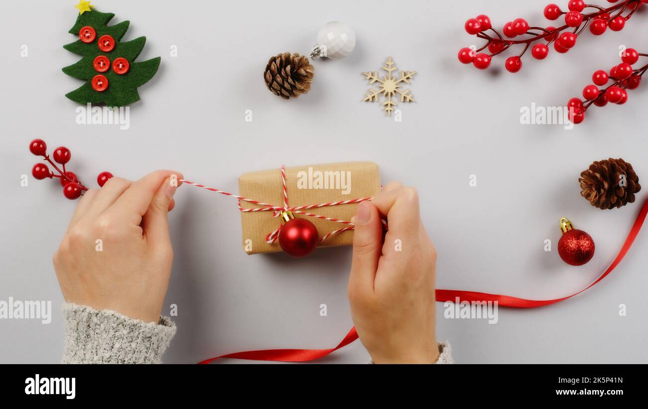 Preparare il pacchetto di Natale per il giorno di Natale Foto Stock