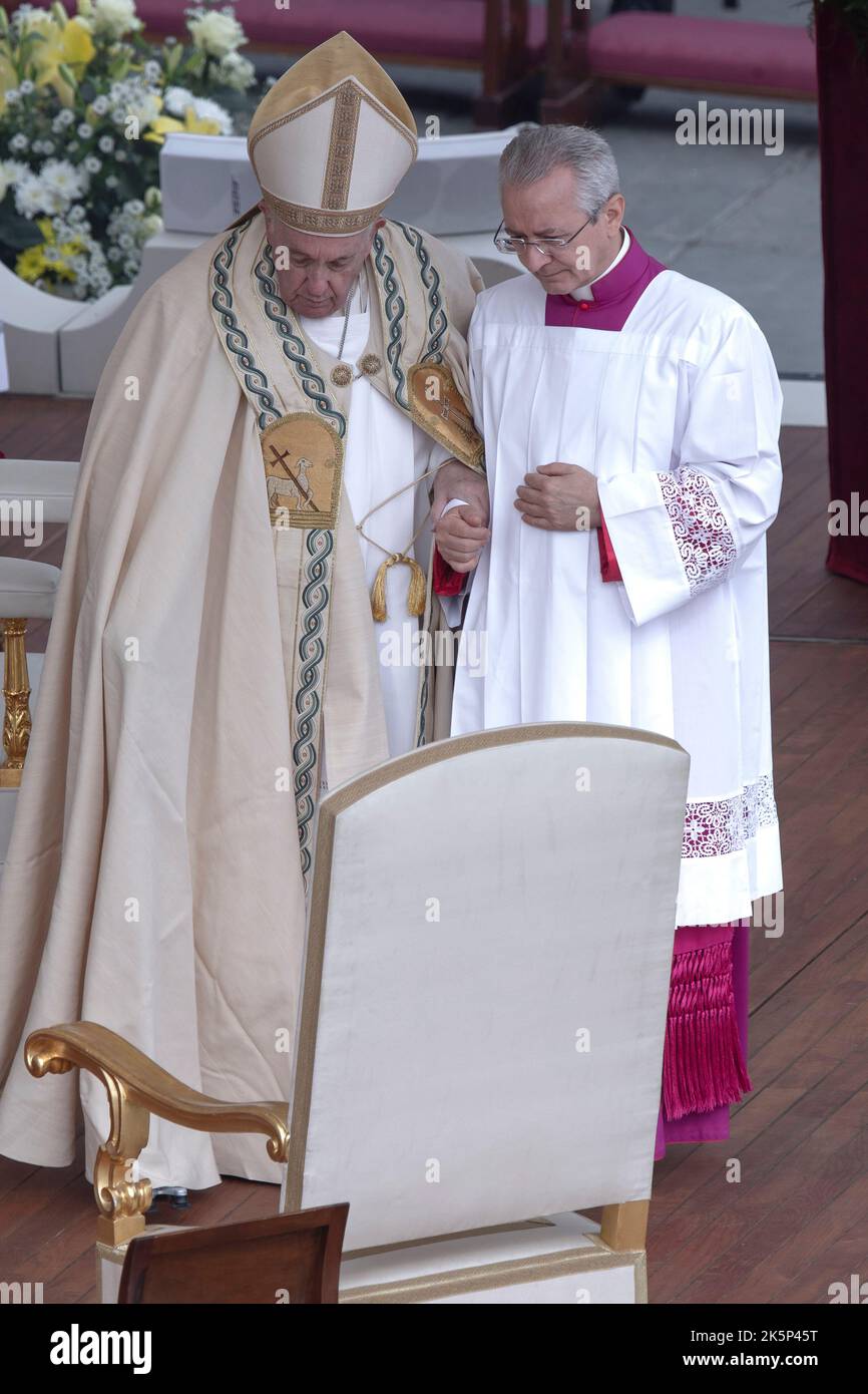 Città del Vaticano, Vaticano, 9 ottobre 2022. Papa Francesco celebra la messa per la canonizzazione di due nuovi santi, Giovanni Battista Scalabrini e Artemide Zatti in Piazza San Pietro in Vaticano. Credit: Maria Grazia Picciarella/Alamy Live News Foto Stock