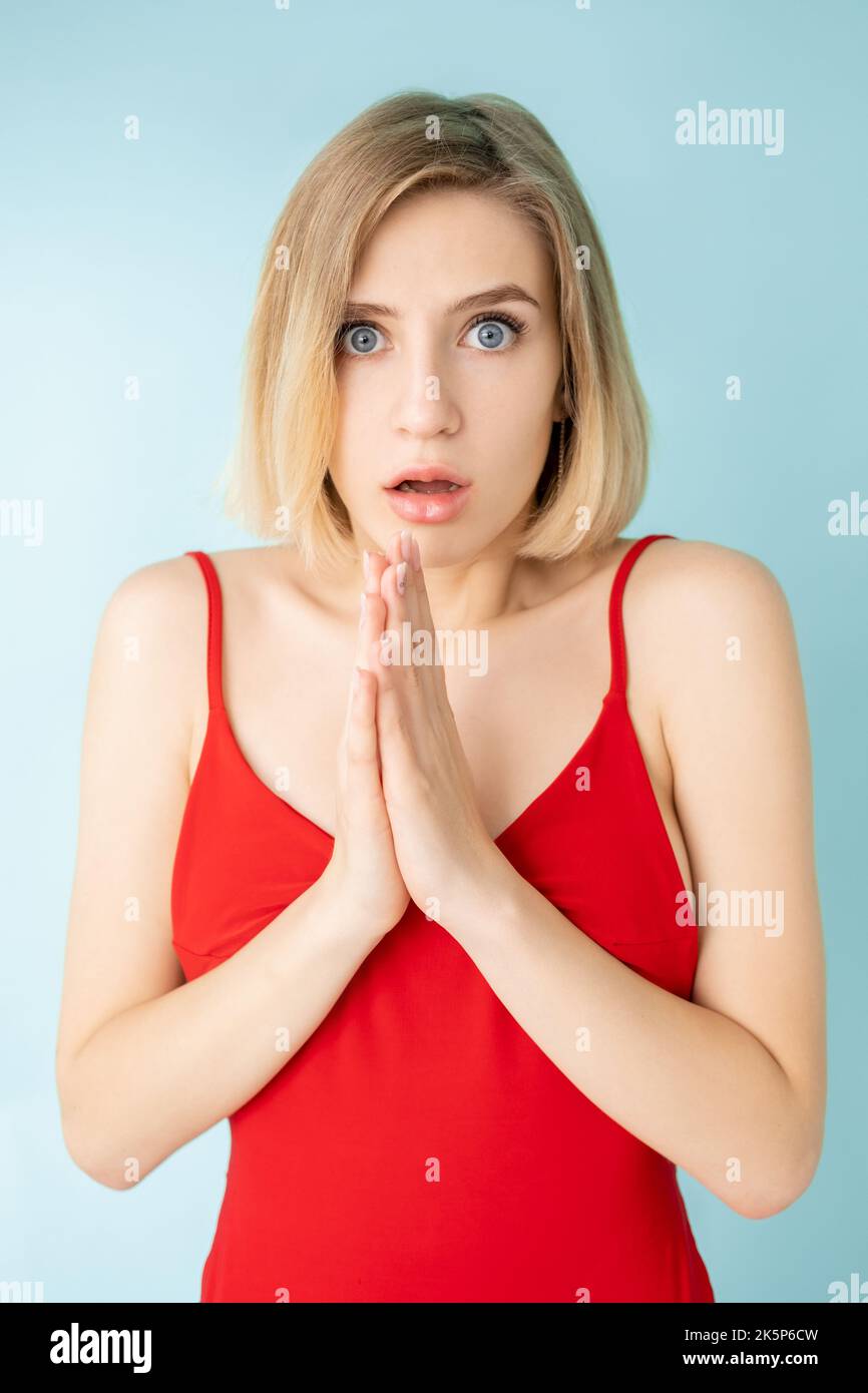 Situazione scioccata. Donna spaventata. Problema imprevisto. Espressione di panico. Bella signora sentirsi preoccupata guardando gli occhi spalancati isolato blu. Foto Stock