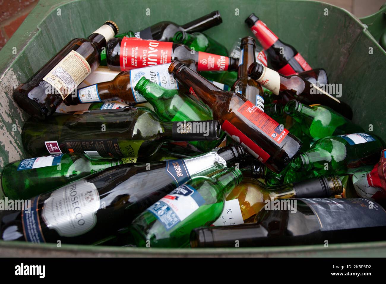 Bottiglie in vetro nel cestino Foto Stock