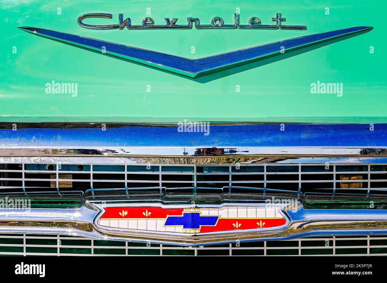 Una Chevrolet Bel Air 1957 è esposta sull'autostrada 90 durante il 26th° festival annuale di auto d'epoca Cruisin’ The Coast a Biloxi, Mississippi. Foto Stock