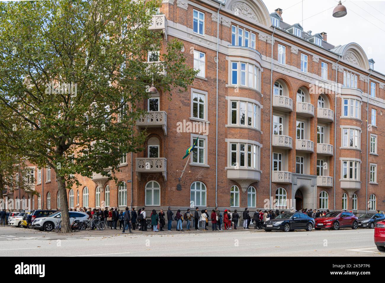 Copenaghen, Danimarca. Ottobre 2022. La lunga fila di cittadini brasiliani di fronte all'ambasciata brasiliana a votare nel 2002 brasiliano presidenziale el Foto Stock