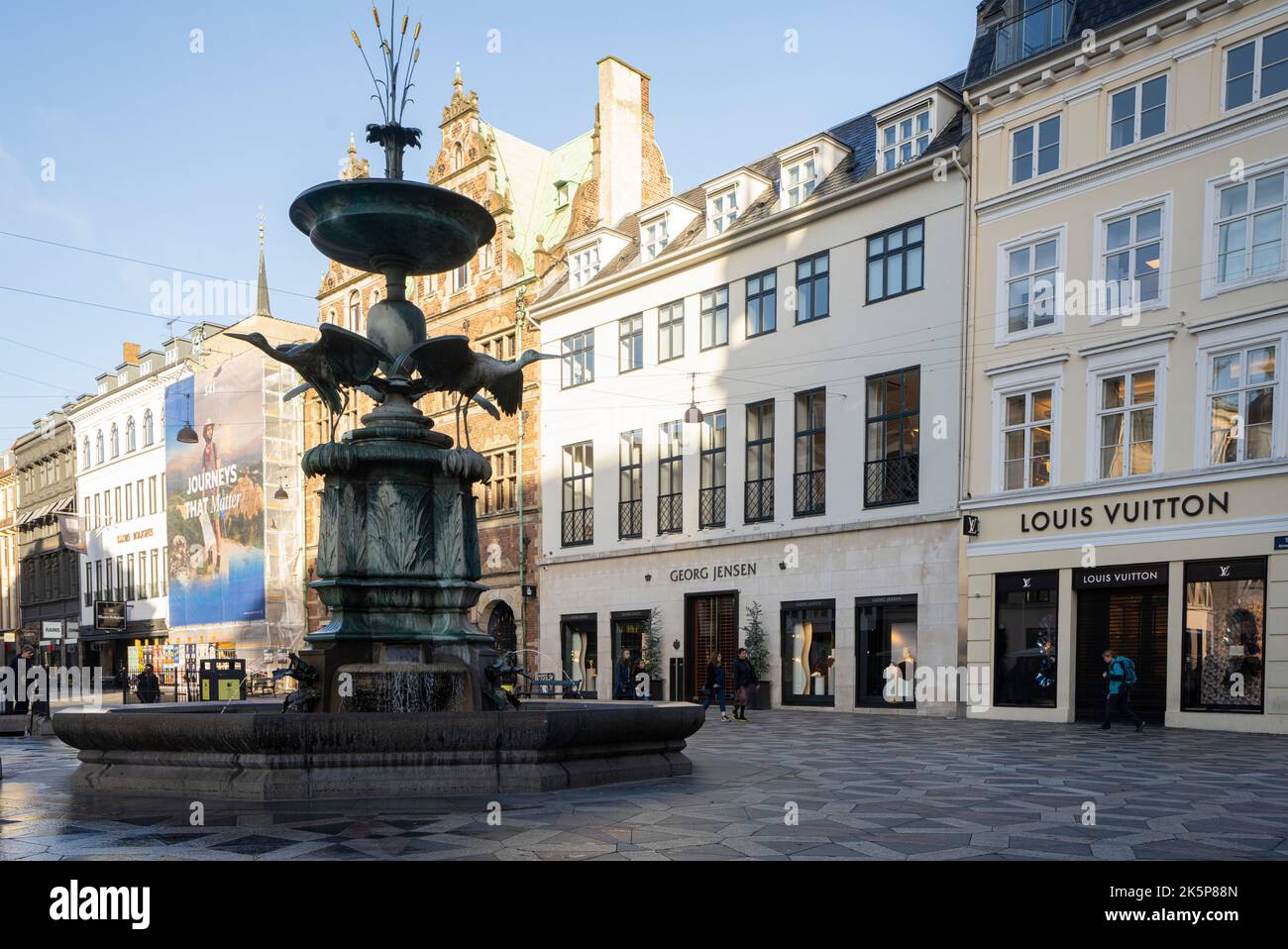 Copenaghen, Danimarca. Ottobre 2022. La fontana delle cicogne nella piazza Amagertorv nel centro della città Foto Stock