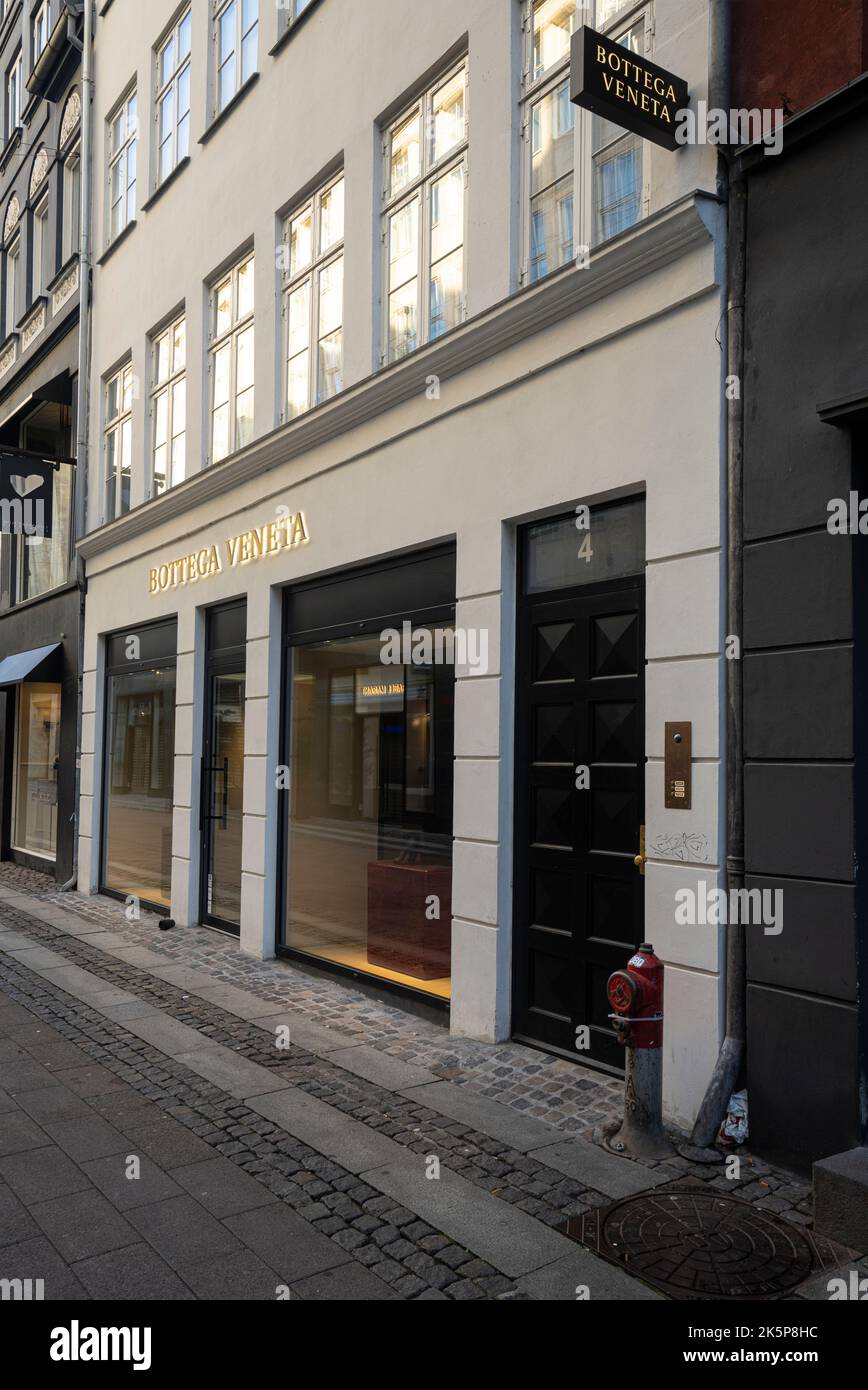Copenaghen, Danimarca. Ottobre 2022. Vista esterna del brand store Bottega Veneta nel centro della città Foto Stock