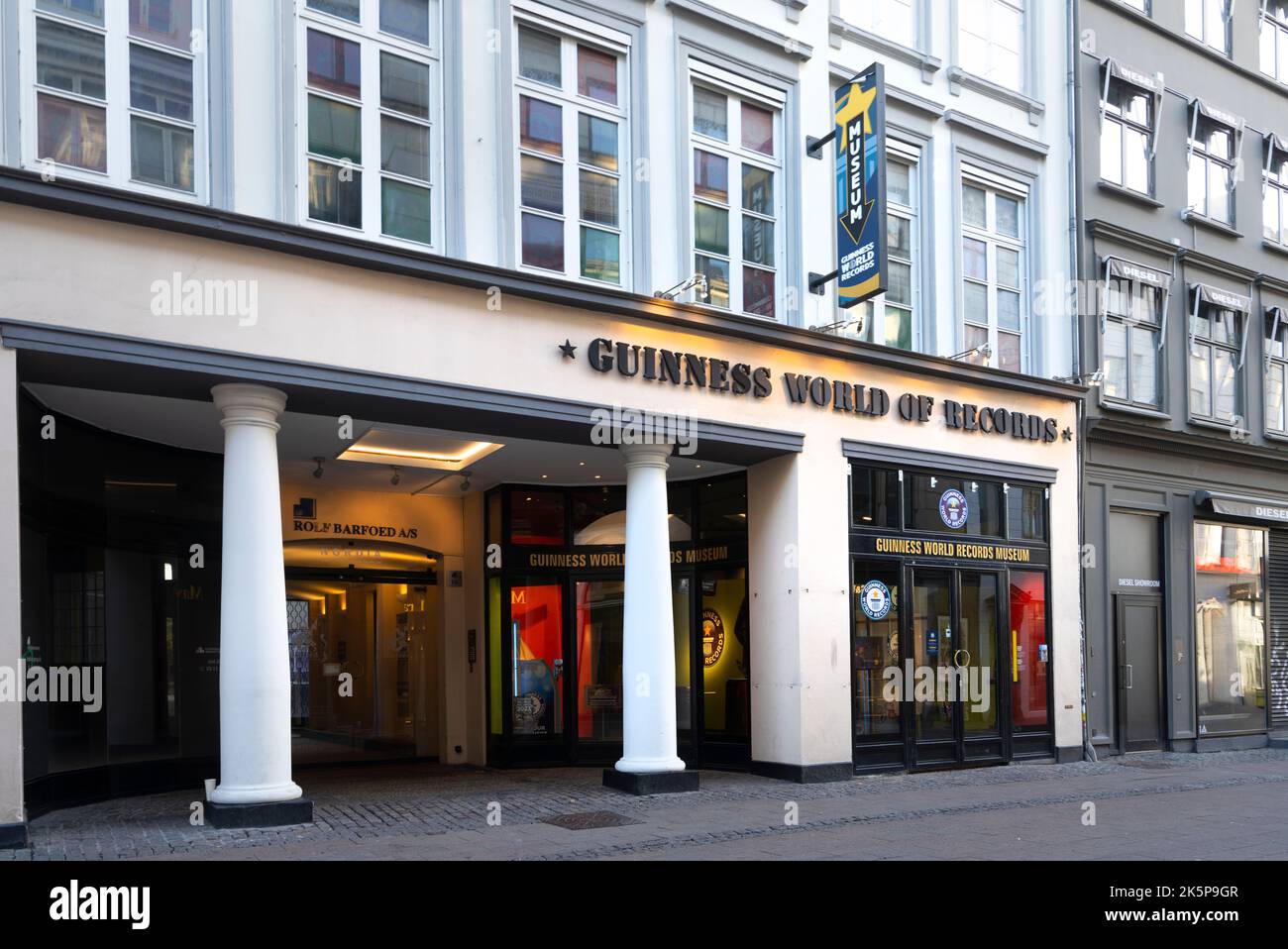 Copenaghen, Danimarca. Ottobre 2022. Vista all'aperto dell'ingresso del museo Guiness World of Records nel centro della città Foto Stock