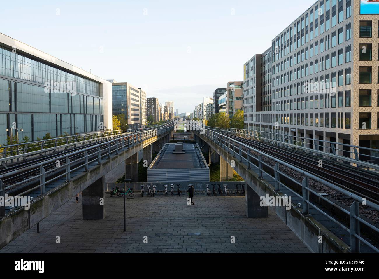 Copenaghen, Danimarca. Ottobre 2022. Vista della linea sopraelevata della metropolitana nel centro della città Foto Stock