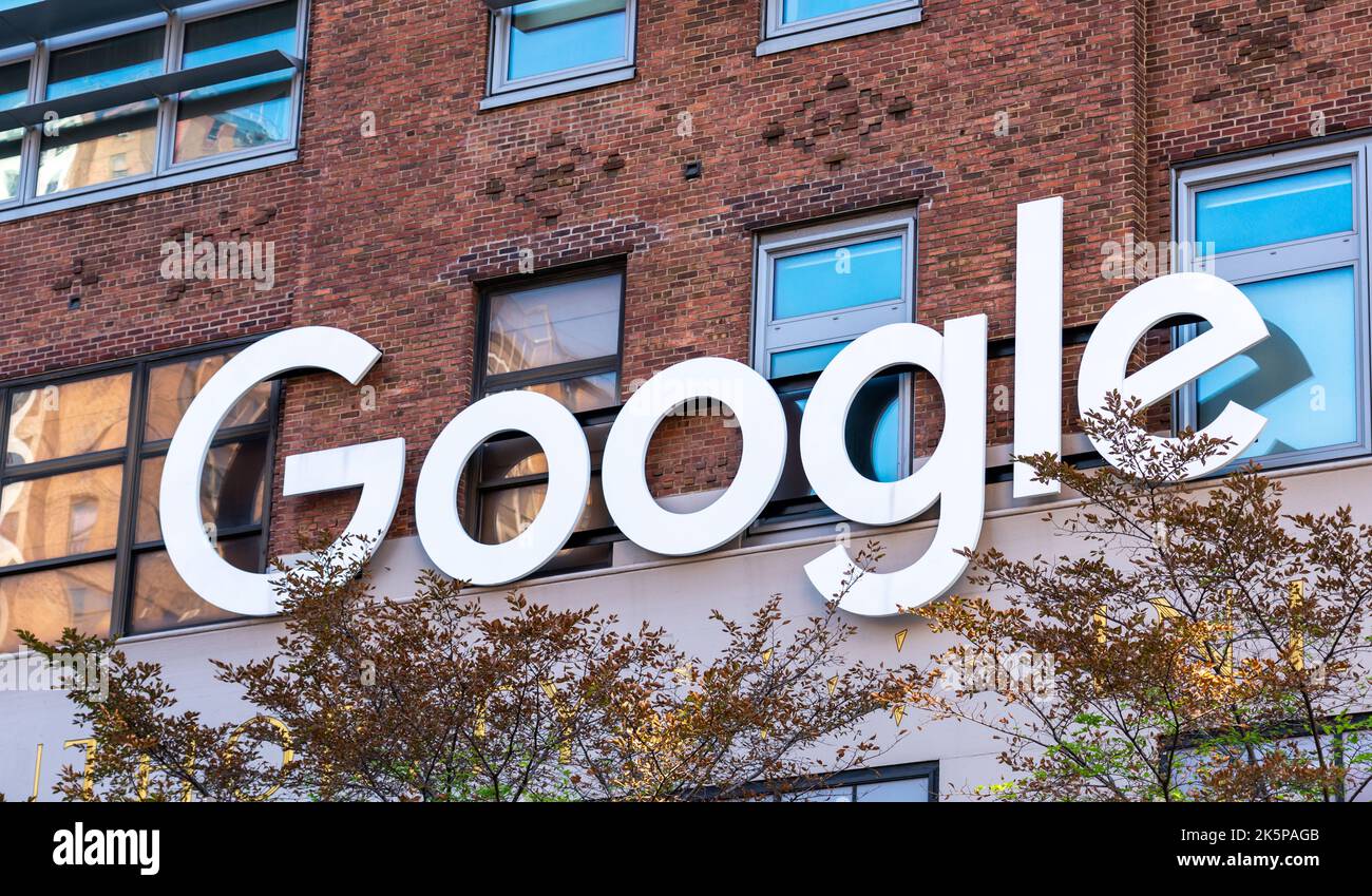 New York City, Stati Uniti d'America - 18 settembre 2022. Logo Google sulla parete di un ufficio a Manhattan Foto Stock