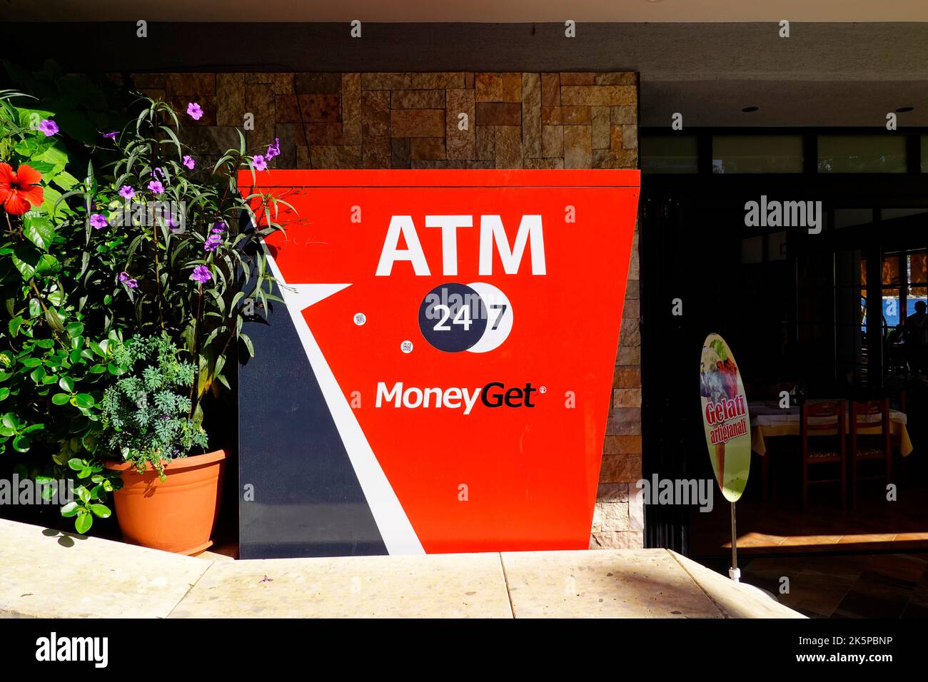 ATM di optbank, Saranda, Repubblica di Albania Foto Stock