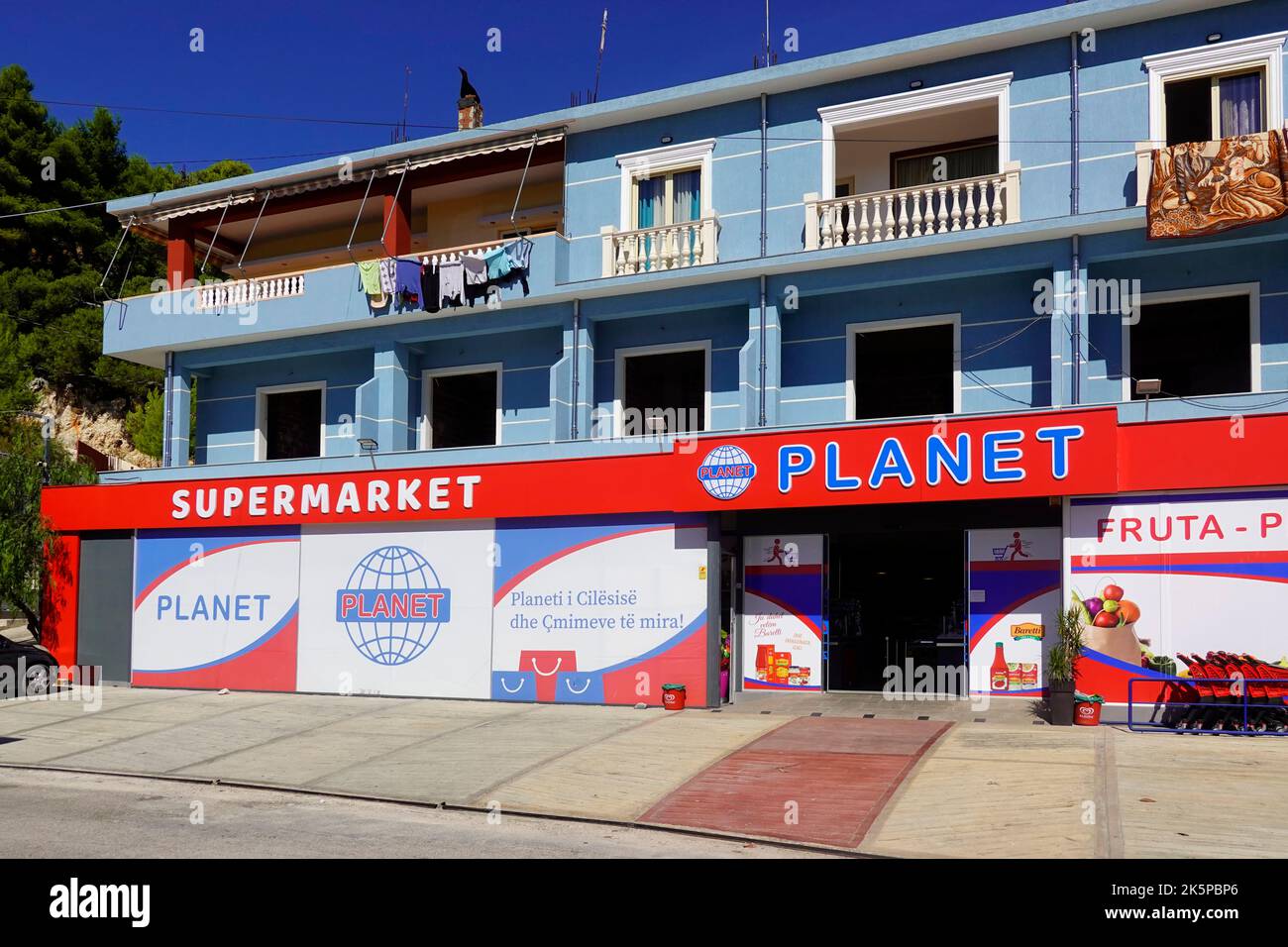 Supermercato pianeta, Saranda, Repubblica di Albania Foto Stock