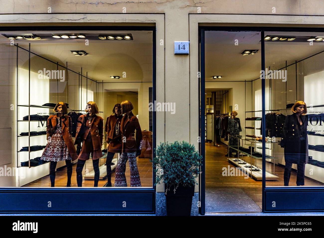 La vetrina di Moresi, un lussuoso negozio italiano di maglieria a Como Foto  stock - Alamy