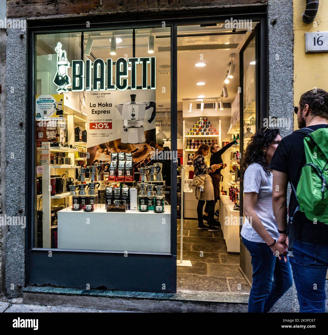 Bialetti Coffee Shop a Como, in Italia, Bialetti è conosciuta per la sua macchina per espresso Moka Pot Express. Foto Stock