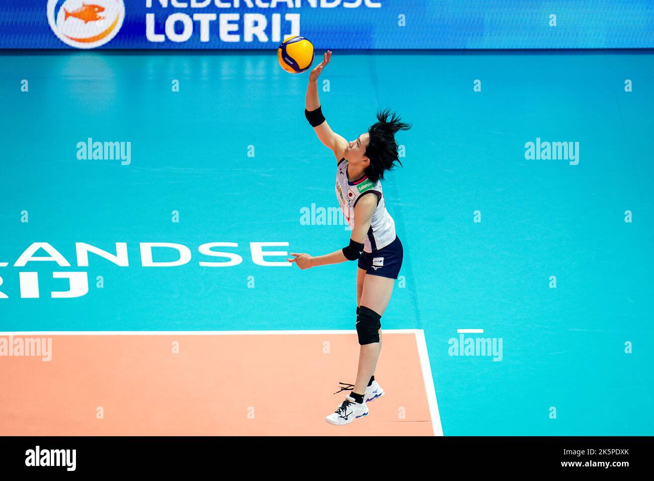 ROTTERDAM, PAESI BASSI - 9 OTTOBRE: Kotona Hayashi del Giappone serve durante la partita di Pool e fase 2 tra Giappone e Paesi Bassi il giorno 16 del Campionato mondiale di pallavolo FIVB 2022 al Rotterdam Ahoy il 9 ottobre 2022 a Rotterdam, Paesi Bassi (Foto di Rene Nijhuis/Orange Pictures) Foto Stock