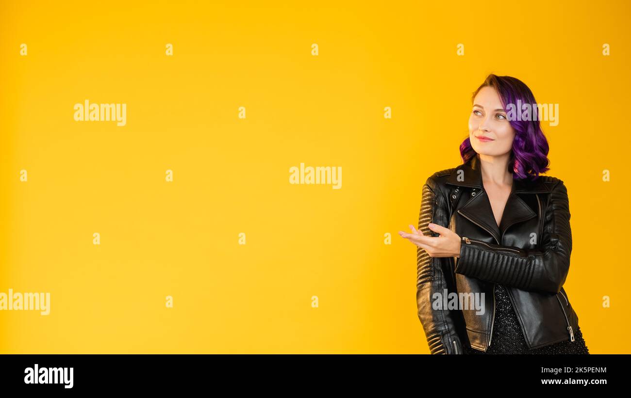 black friday elegante donna che presenta un gesto Foto Stock